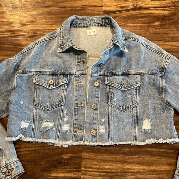Revolve Oversized Distressed Cropped Denim Jacket NEVER WORN - Picture 9 of 9